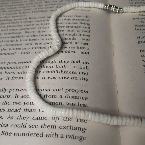 White Shell Necklace - Picture 2 of 4